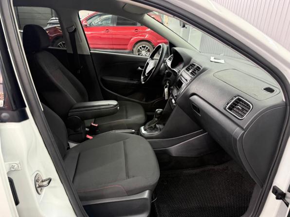 Volkswagen Polo V Рестайлинг с пробегом 2017 года, цена 1 077 000 рублей, 130000 км, седан, Автокод Объявления