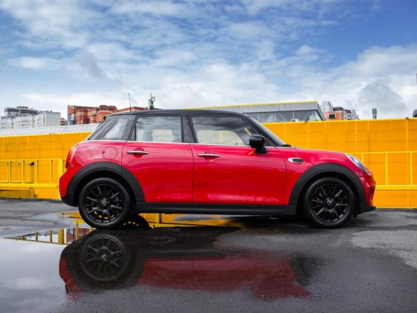 Mini Hatch III (F55/F56) Рестайлинг с пробегом 2020 года, цена 2 349 000 рублей, 68794 км, хэтчбек, Автокод Объявления