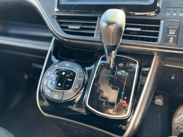 Toyota Esquire I Рестайлинг с пробегом 2018 года, цена 2 170 000 рублей, 137282 км, минивэн, Автокод Объявления