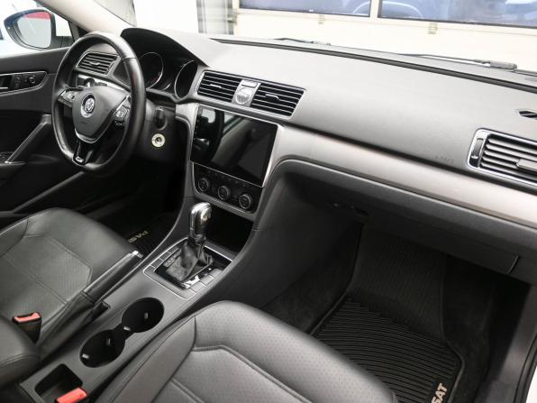 Volkswagen Passat B8 с пробегом 2016 года, цена 1 849 900 рублей, 240246 км, седан, Автокод Объявления