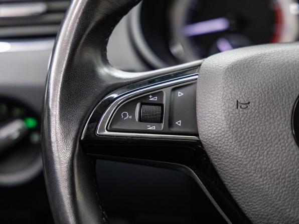 Skoda Octavia III (A7) Рестайлинг с пробегом 2020 года, цена 2 348 000 рублей, 71633 км, лифтбек, Автокод Объявления