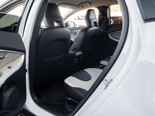 Volvo V40 Cross Country I Рестайлинг с пробегом 2018 года, цена 1 875 000 рублей, 39284 км, хэтчбек, Автокод Объявления