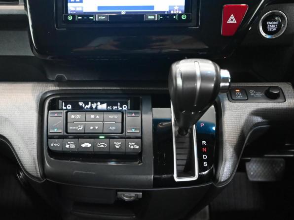 Honda Stepwgn V с пробегом 2015 года, цена 1 950 000 рублей, 121768 км, минивэн, Автокод Объявления