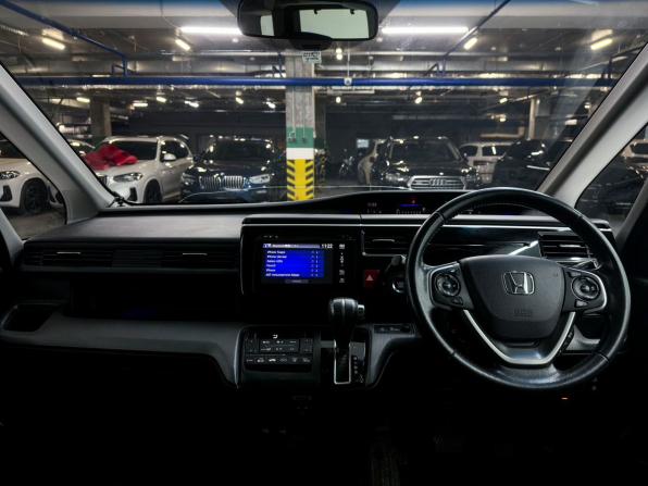 Honda Stepwgn V с пробегом 2016 года, цена 2 000 000 рублей, 135497 км, минивэн, Автокод Объявления