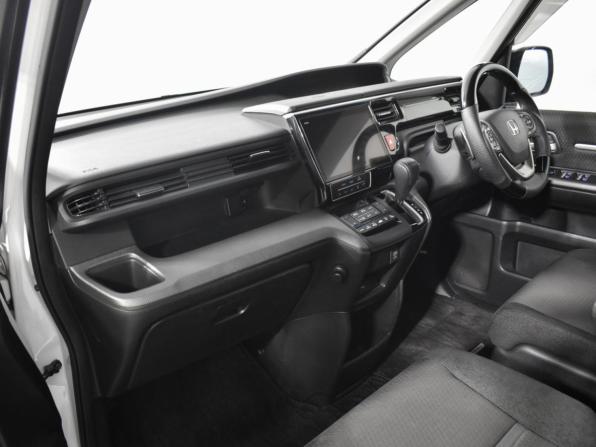 Honda Stepwgn V Рестайлинг с пробегом 2018 года, цена 3 050 000 рублей, 86000 км, минивэн, Автокод Объявления