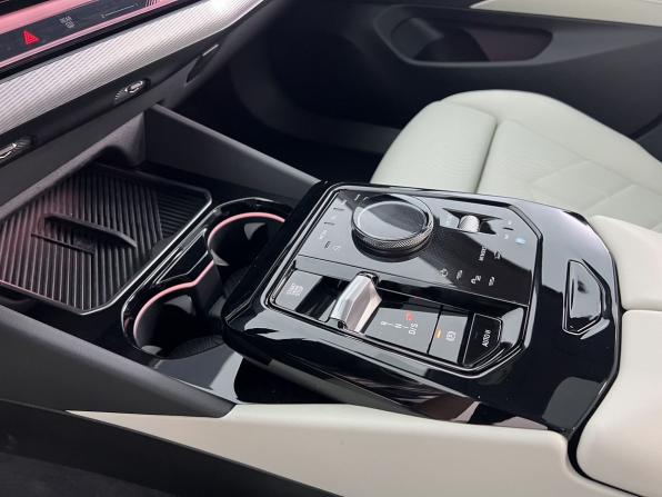 BMW 5 серии VIII (G60/G61/G68) с пробегом 2024 года, цена 7 600 000 рублей, 3400 км, седан, Автокод Объявления