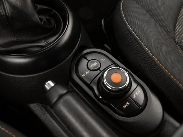 Mini Hatch III (F55/F56) с пробегом 2018 года, цена 1 420 000 рублей, 153302 км, хэтчбек, Автокод Объявления