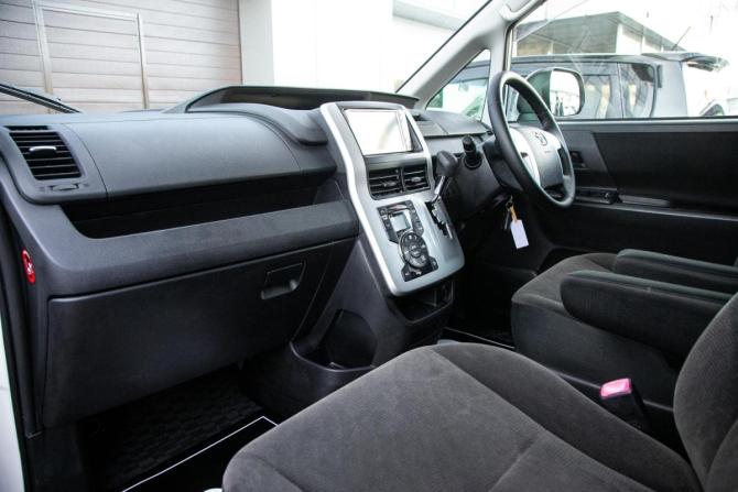Toyota Voxy II (R70) с пробегом 2010 года, цена 1 398 000 рублей, 117000 км, минивэн, Автокод Объявления