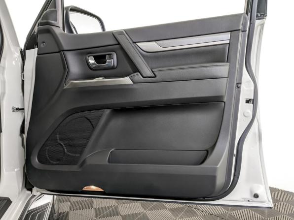 Mitsubishi Pajero IV Рестайлинг 2 с пробегом 2021 года, цена 4 350 000 рублей, 30244 км, внедорожник, Автокод Объявления