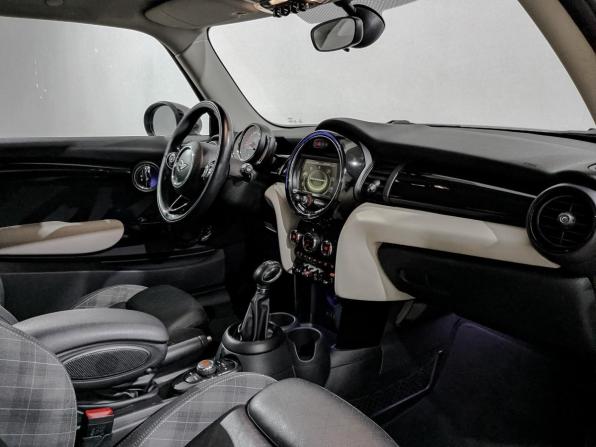 Mini Hatch III (F55/F56) Рестайлинг с пробегом 2018 года, цена 1 695 000 рублей, 100450 км, хэтчбек, Автокод Объявления