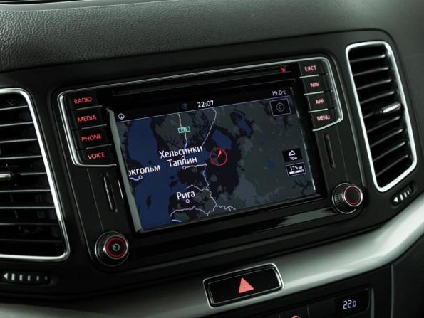 Volkswagen Sharan II Рестайлинг с пробегом 2019 года, цена 2 850 000 рублей, 137729 км, минивэн, Автокод Объявления