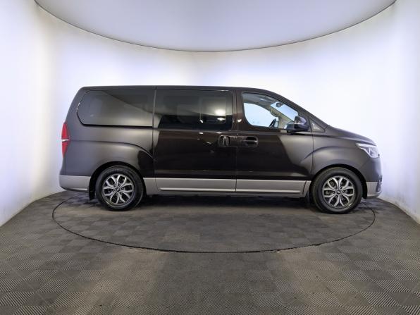 Hyundai H-1 II Рестайлинг 2 с пробегом 2018 года, цена 3 030 000 рублей, 97930 км, минивэн, Автокод Объявления
