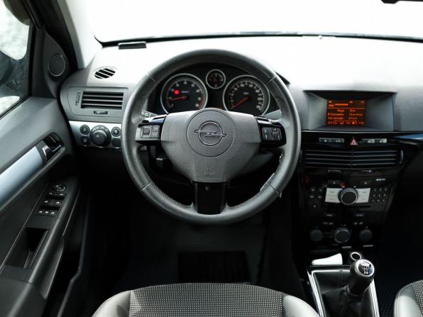 Opel Astra H Рестайлинг с пробегом 2013 года, цена 659 000 рублей, 253000 км, седан, Автокод Объявления
