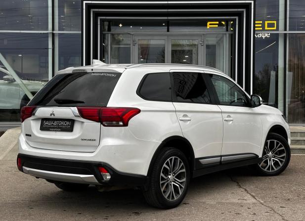 Mitsubishi Outlander III Рестайлинг 2 с пробегом 2017 года, цена 1 995 000 рублей, 109215 км, внедорожник, Автокод Объявления