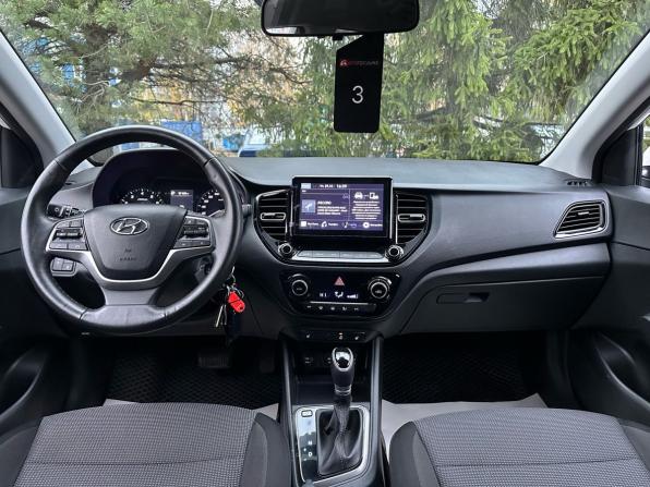 Hyundai Solaris II Рестайлинг с пробегом 2021 года, цена 1 359 000 рублей, 130418 км, седан, Автокод Объявления