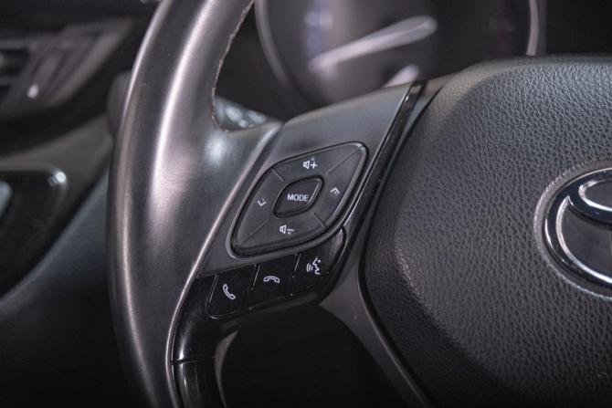 Toyota C-HR I Рестайлинг с пробегом 2019 года, цена 1 929 000 рублей, 42500 км, внедорожник, Автокод Объявления