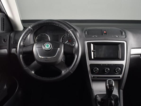 Skoda Octavia II (A5) Рестайлинг с пробегом 2012 года, цена 879 995 рублей, 195326 км, лифтбек, Автокод Объявления