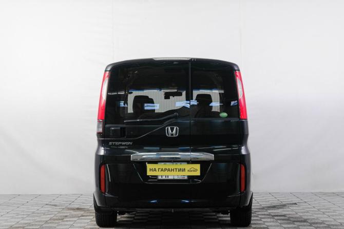 Honda Stepwgn V с пробегом 2015 года, цена 1 639 000 рублей, 180000 км, минивэн, Автокод Объявления