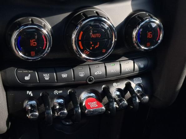 Mini Hatch III (F55/F56) Рестайлинг с пробегом 2021 года, цена 2 920 000 рублей, 69686 км, хэтчбек, Автокод Объявления