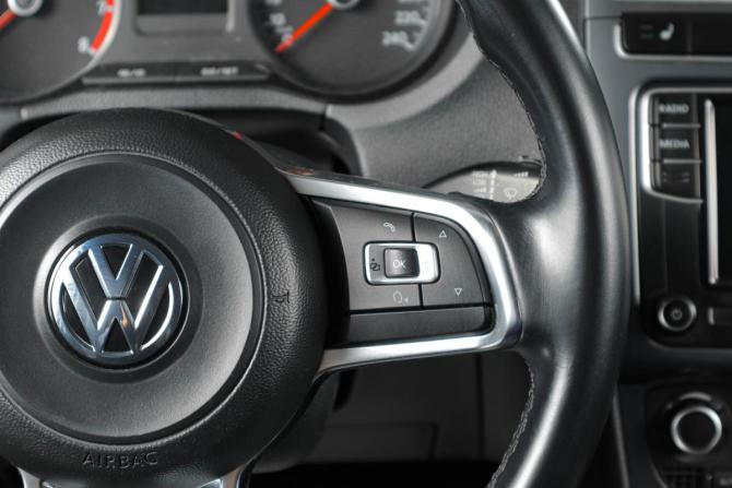 Volkswagen Polo V Рестайлинг с пробегом 2019 года, цена 1 339 000 рублей, 116000 км, седан, Автокод Объявления