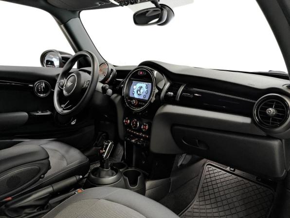 Mini Hatch III (F55/F56) Рестайлинг с пробегом 2021 года, цена 2 640 000 рублей, 11637 км, хэтчбек, Автокод Объявления