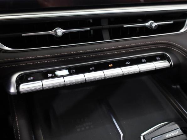 Geely Monjaro I Рестайлинг 2 с пробегом 2025 года, цена 3 599 000 рублей, 27363 км, внедорожник, Автокод Объявления