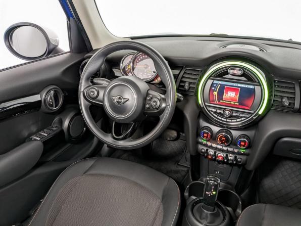 Mini Hatch III (F55/F56) Рестайлинг с пробегом 2019 года, цена 2 095 000 рублей, 43219 км, хэтчбек, Автокод Объявления