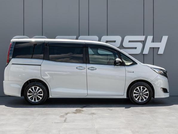 Toyota Esquire I Рестайлинг с пробегом 2018 года, цена 2 310 000 рублей, 93411 км, минивэн, Автокод Объявления