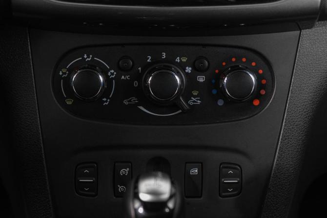 Renault Logan II с пробегом 2017 года, цена 889 000 рублей, 109000 км, седан, Автокод Объявления