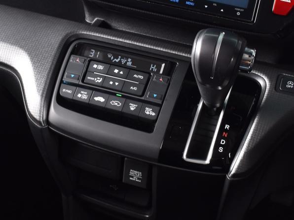 Honda Stepwgn V Рестайлинг с пробегом 2018 года, цена 2 375 995 рублей, 80752 км, минивэн, Автокод Объявления