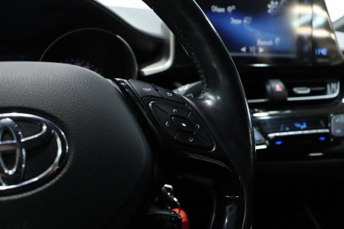 Toyota C-HR I с пробегом 2018 года, цена 2 199 000 рублей, 111611 км, внедорожник, Автокод Объявления