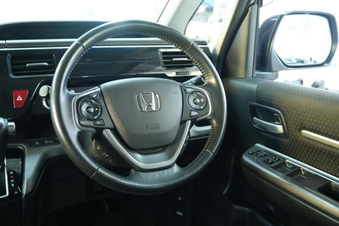 Honda Stepwgn V Рестайлинг с пробегом 2017 года, цена 2 129 000 рублей, 121000 км, минивэн, Автокод Объявления