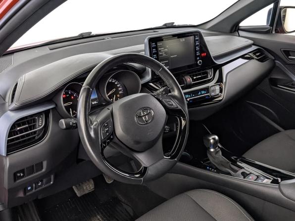 Toyota C-HR I Рестайлинг с пробегом 2021 года, цена 2 550 000 рублей, 56106 км, внедорожник, Автокод Объявления