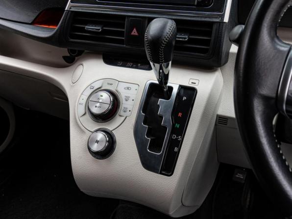 Toyota Sienta II с пробегом 2015 года, цена 1 530 000 рублей, 39763 км, компактвэн, Автокод Объявления