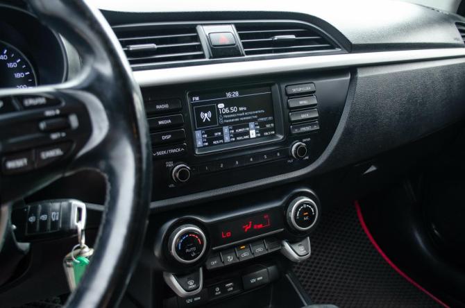 Kia Rio IV с пробегом 2018 года, цена 1 350 000 рублей, 105000 км, седан, Автокод Объявления