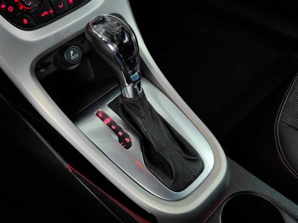 Opel Astra J Рестайлинг с пробегом 2012 года, цена 675 000 рублей, 218517 км, хэтчбек, Автокод Объявления
