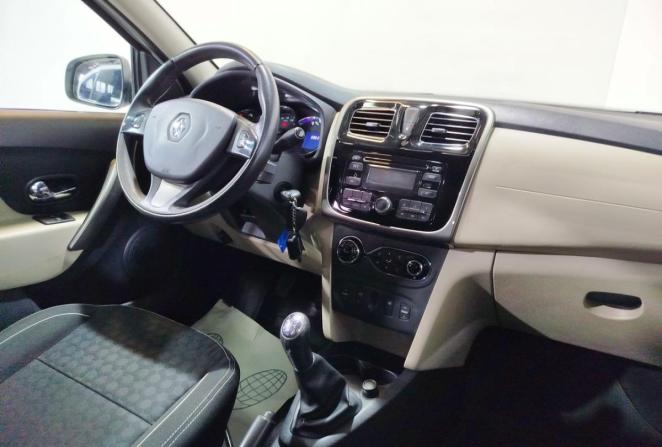 Renault Logan II с пробегом 2015 года, цена 890 000 рублей, 69637 км, седан, Автокод Объявления