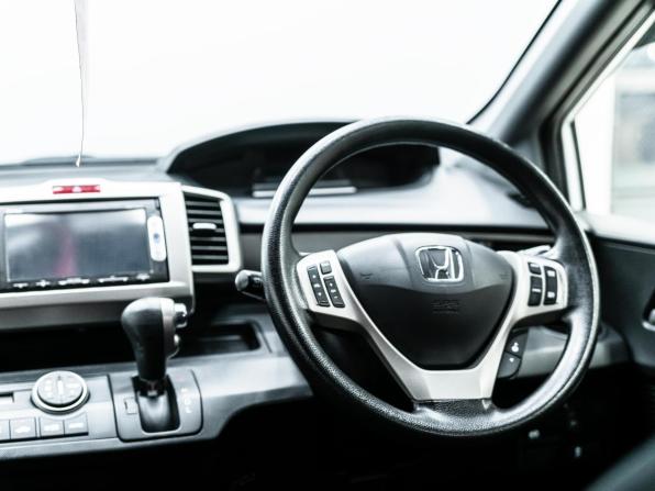 Honda Freed I Рестайлинг с пробегом 2013 года, цена 999 000 рублей, 130580 км, компактвэн, Автокод Объявления