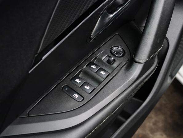 Peugeot 2008 II с пробегом 2021 года, цена 1 950 000 рублей, 74439 км, внедорожник, Автокод Объявления