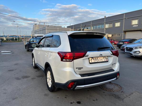 Mitsubishi Outlander III Рестайлинг 2 с пробегом 2015 года, цена 1 499 000 рублей, 180000 км, внедорожник, Автокод Объявления
