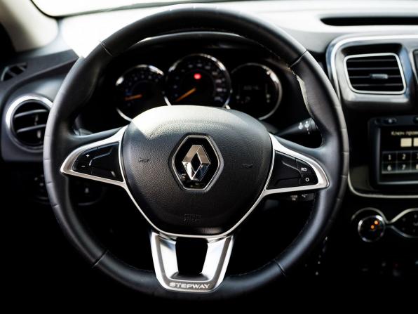 Renault Logan II Рестайлинг с пробегом 2021 года, цена 1 300 000 рублей, 80325 км, седан, Автокод Объявления