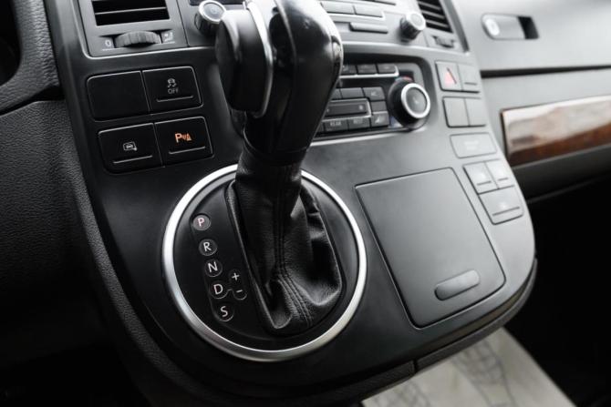 Volkswagen Multivan T5 Рестайлинг с пробегом 2011 года, цена 2 199 000 рублей, 231764 км, минивэн, Автокод Объявления