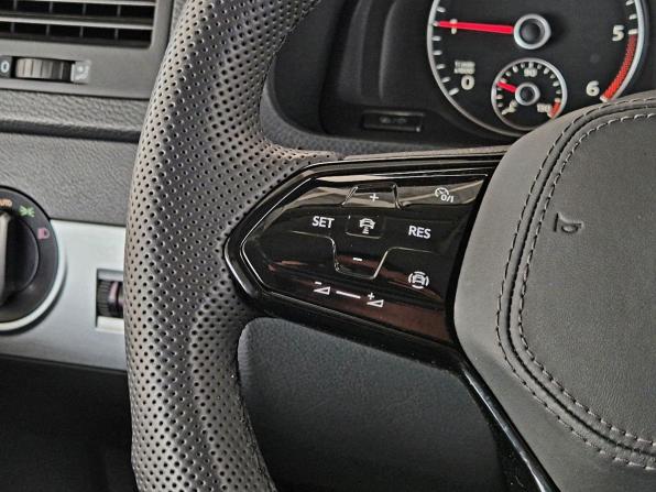 Volkswagen Multivan T5 Рестайлинг с пробегом 2012 года, цена 1 950 000 рублей, 437114 км, минивэн, Автокод Объявления