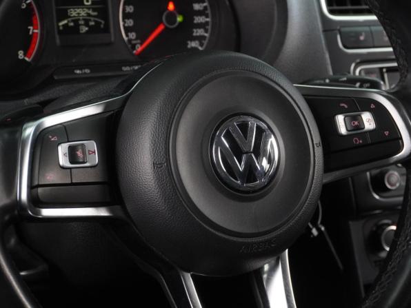 Volkswagen Polo V Рестайлинг с пробегом 2019 года, цена 1 429 000 рублей, 132924 км, седан, Автокод Объявления