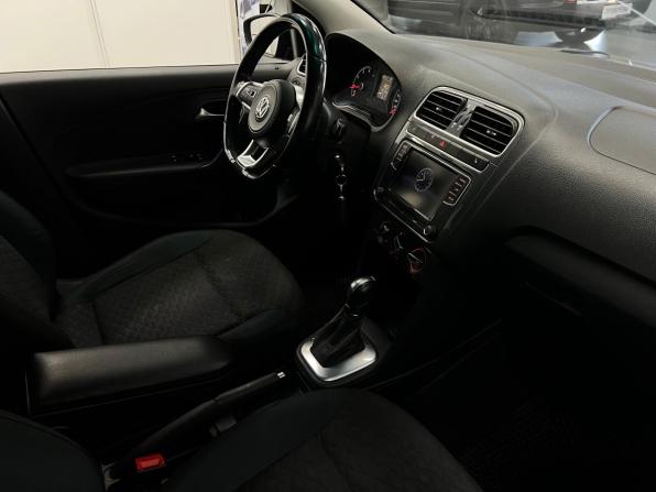 Volkswagen Polo V Рестайлинг с пробегом 2019 года, цена 999 000 рублей, 180000 км, седан, Автокод Объявления