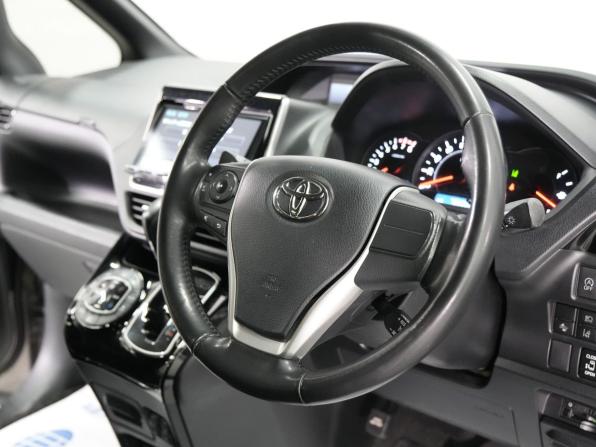 Toyota Noah III (R80) Рестайлинг с пробегом 2018 года, цена 2 340 000 рублей, 78502 км, минивэн, Автокод Объявления