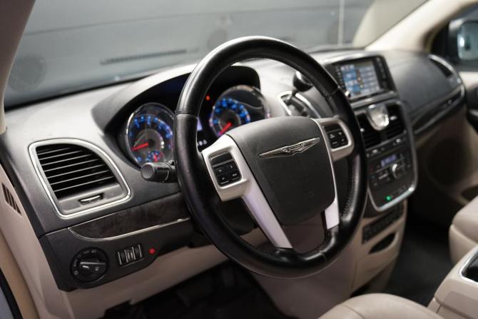 Chrysler Town &amp; Country V Рестайлинг с пробегом 2011 года, цена 999 999 рублей, 304000 км, минивэн, Автокод Объявления