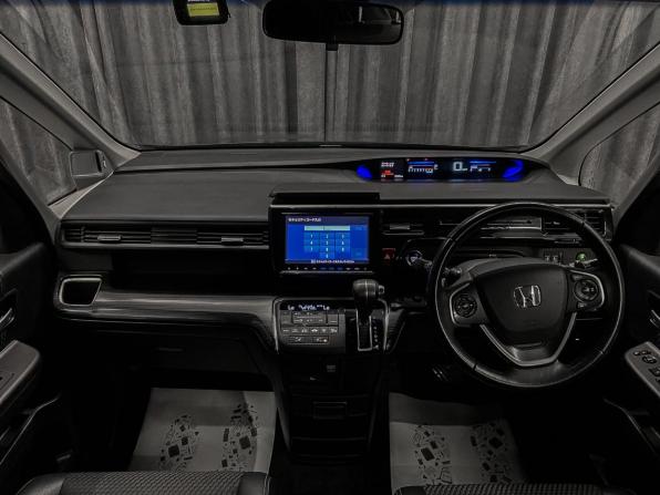 Honda Stepwgn V с пробегом 2016 года, цена 1 989 000 рублей, 105000 км, минивэн, Автокод Объявления