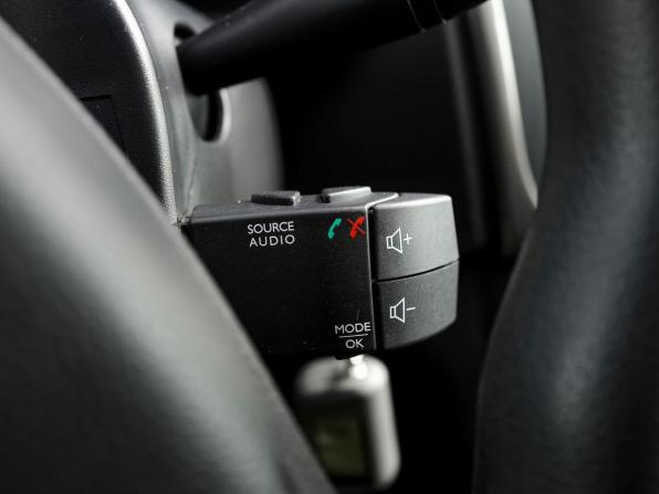 Renault Sandero II с пробегом 2015 года, цена 849 000 рублей, 71349 км, хэтчбек, Автокод Объявления