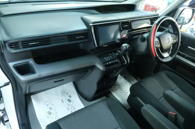 Honda Stepwgn V с пробегом 2015 года, цена 1 869 000 рублей, 102000 км, минивэн, Автокод Объявления
